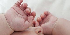 Bebé casi muere tras contraer infección luego de un beso en un bautismo