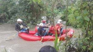 Rescatan a 20 personas de inundación en Tena