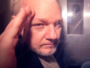 Se difunden imágenes de Assange dentro de la prisión en Londres
