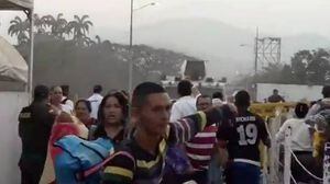 Tres guardias nacionales rompieron barreras puestas por Maduro en puente fronterizo  y se entregan a autoridades colombianas