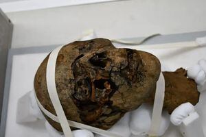 Encuentran una momia decapitada en el ático de una casa en Reino Unido: ¿Cómo llegó allí?
