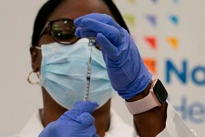 Una enfermera de cuidados intensivos, la primera neoyorquina en recibir la vacuna