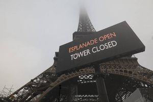 Cierran la Torre Eiffel debido a masiva huelga en Francia