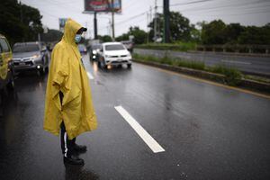 ¿Cuáles son las rutas alternas por las grietas en carretera a El Salvador?