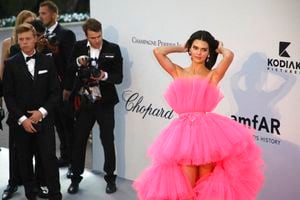 Kendall Jenner y Antonio Banderas asisten a gala de amfAR cerca de Cannes