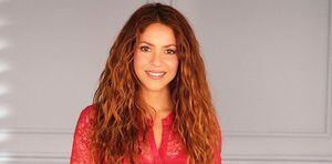 Shakira luce elegante y fresca con una túnica marroquí amarilla