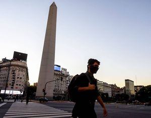 Argentina endurece cuarentena para "evitar llegar al punto al que se arribó en Chile donde la gente muere en las calles"