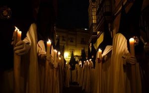 Suspenden los cortejos procesionales en Sevilla, España, por Covid-19