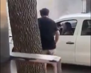 VIDEO. Hombre reacciona de forma violenta contra mujer, tras accidente vial
