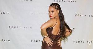 Rihanna fascina con una exquisita blusa de transparencias y vuelos y un short de cuero