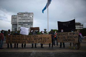 Representantes del sindicato de la Sepaz protestan por el cierre de la entidad