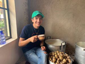 Richard Carapaz se disfrazó de Papá Noel en el Carchi