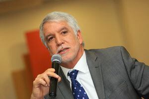 Fiscalía archiva investigación contra Peñalosa por supuestos títulos falsos