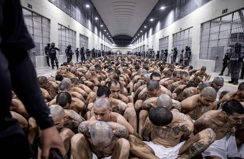 Los pandilleros esperan ser llevados a sus celdas luego de que 2,000 pandilleros fueran trasladados al Centro de Confinamiento del Terrorismo el 15 de marzo de 2023.| Foto: REUTERS
