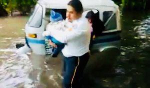 Rescatan a madre y bebé atrapados en un moto taxi durante inundación en La Antigua Guatemala