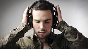 Salud: Usar audífonos todos los días puede dañar tus oídos