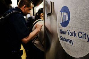 Chao mítico "damas y caballeros" en el metro de Nueva York: empresa apuesta por mensajes neutros e inclusivos