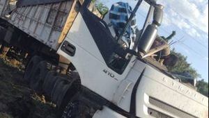 Acidente entre ônibus e caminhão deixa mais de 20 mortos em rodovia no interior de São Paulo