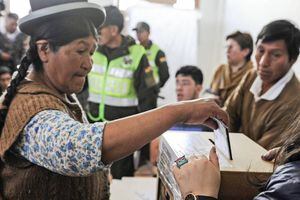 Bolivia vota en peleados comicios para decidir la continuidad de Evo Morales