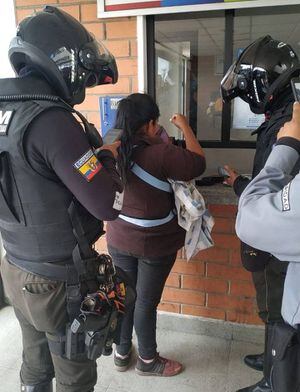 Quito: Mujer utilizaba muñeco para pedir dinero en Ecovía