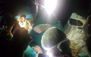 La denuncia de la presidenta del Colegio Médico: cirugías en Hospital Barros Luco se terminaron con linternas de celulares tras corte de luz