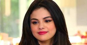 Selena Gomez luce sus fascinante curvas en un conjunto de mini short cachetero y top en denim con mangas abullonadas