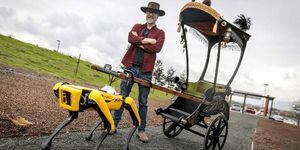 Loco de MythBusters usa a robot como caballo de carruaje