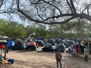 Congresista estadounidense Norma Torres visita campamento migrante en México