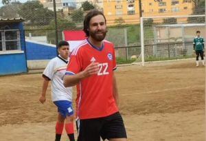 Ben Brereton cada vez más chileno: debutó en una cancha de tierra al jugar una pichanga en Valparaíso