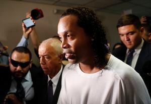 El video de Ronaldinho jugando un torneo de fut-voley contra un homicida y un ladrón