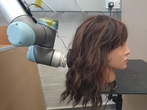 Conoce a RoboWig el robot fabricado por MIT que ayuda a desenredar tu cabello