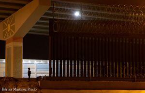 “¡No se vayan!” El desgarrador momento cuando abandonan a un niño en frontera entre México y EE.UU.