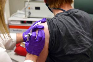 Reino Unido es el primer país en aprobar uso de la vacuna contra el coronavirus de Pfizer y BioNTech