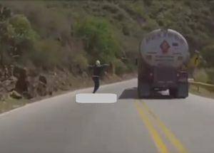 (Video) Joven comete tremenda imprudencia andando en patineta por el Cañón del Chicamocha