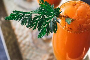 Desintoxica tu cuerpo del fin de semana con este jugo de papaya y avena