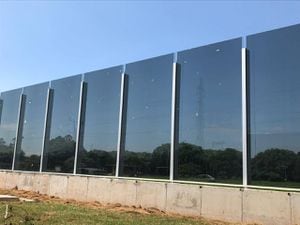 Prefeitura instala películas escuras em vidro do muro da USP