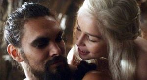 Emilia Clarke reveló cómo Jason Momoa la "salvó" de muchas escenas subidas de tono en Game of Thrones