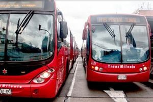 Choque entre dos buses de TransMilenio dificulta la movilidad al norte de Bogotá