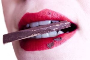Estudio concluye que las mujeres que comen chocolate son más felices