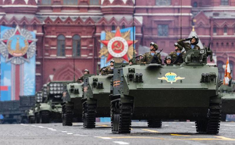 Vehículos militares circulan por la Plaza Roja durante el desfile militar del Día de la Victoria en Moscú de 2021.| Foto: DIMITAR DILKOFF/AFP vía Getty Images