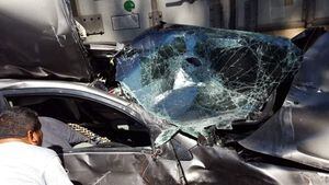VIDEO. PMT separa automóvil de las llantas de un tráiler luego de aparatoso accidente