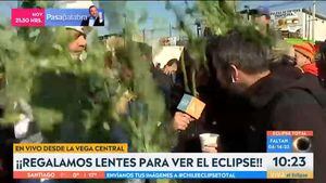 A panelistas de "Viva la Pipol" les lanzan verduras en despacho en vivo desde la Vega