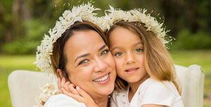 Adamari López y su hija Alaïa se visten iguales con mini vestido “Baby Playa” y son la inspiración para una mamá