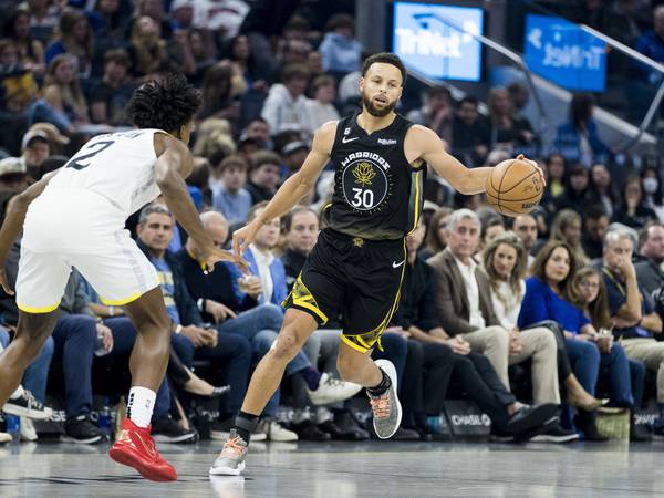 Stephen Curry anota 33 y Warriors vencen a los Jazz 129-118