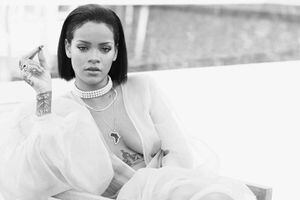 Rihanna presume sus exuberantes curvas al presentar su lencería “salvaje”