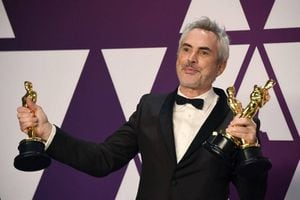 VIDEO: Alfonso Cuarón y el elenco de 'Roma' festejaron en los Óscar bailando música de Juan Gabriel