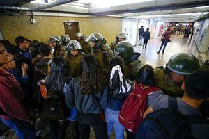 El mundo pone sus ojos en las evasiones masivas: así informa la prensa internacional las protestas en el Metro de Santiago