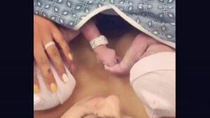 Vídeo captura momento emocionante em que gêmeas dão as mãos após nascimento