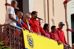 Opositores entregan a militares texto de ley que alienta desconocer a Maduro
