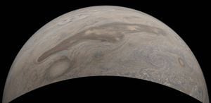 Sonda Juno da NASA registra imagens detalhadas da superfície de Júpiter